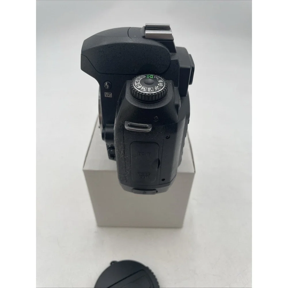 Nikon D70S 6MP Digital SLR Camera Body Only+Battery+Strap+Case TESTED
